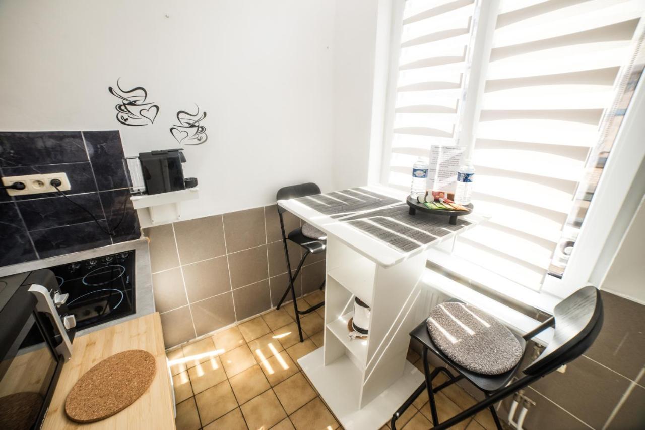 בריסל City Centre Hidden Gem! Apartment For Up To 3 People מראה חיצוני תמונה